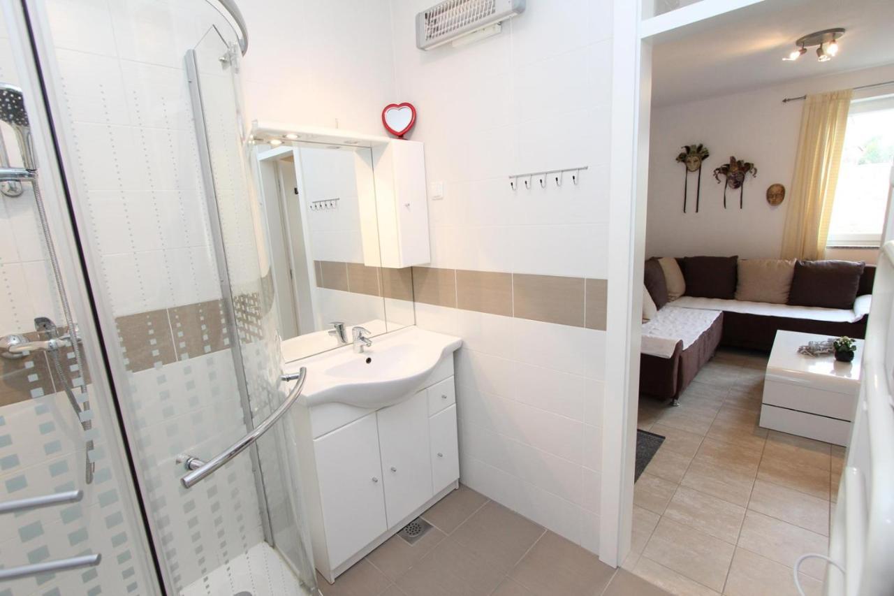Apartment Adi ロヴィニ エクステリア 写真